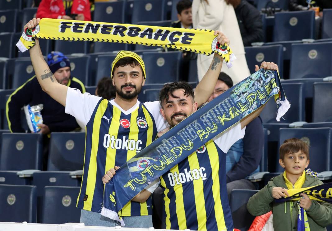 Fenerbahçe Fatih Karagümrük maçından çok özel fotoğraflar: Geri dönüş coşkusu tribünlere böyle yansıdı 13